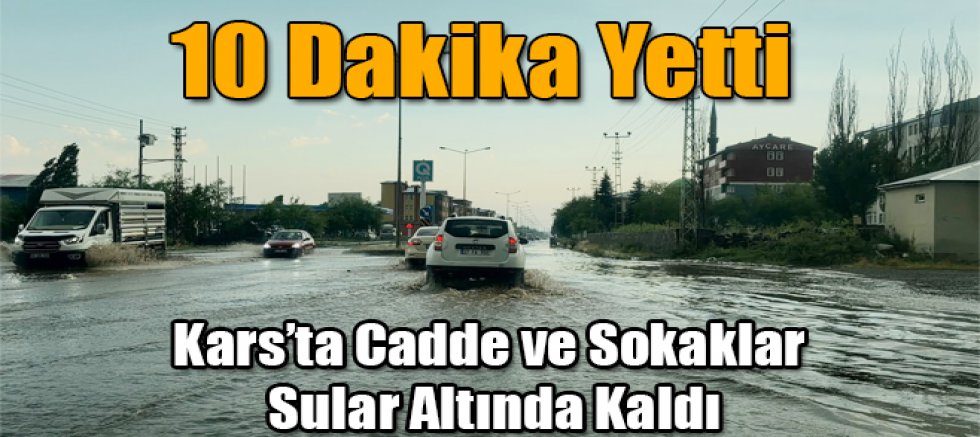 Kars'ta on dakikalık yağış sonrası cadde ve sokaklar sular altında kaldı