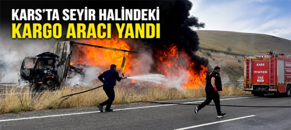 Kars’ta seyir halindeki kargo aracı yandı