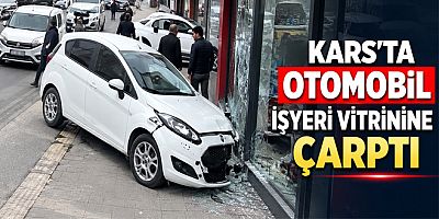KARS’TA OTOMOBİL İŞYERİ VİTRİNİNE ÇARPTI