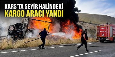 Kars’ta seyir halindeki kargo aracı yandı
