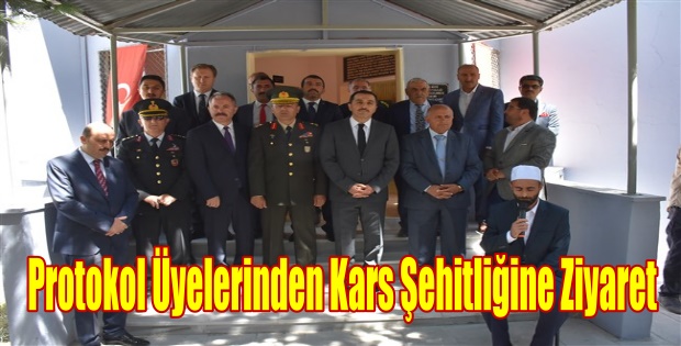 Vali Öksüz Kars Şehitliğini ziyaret etti.