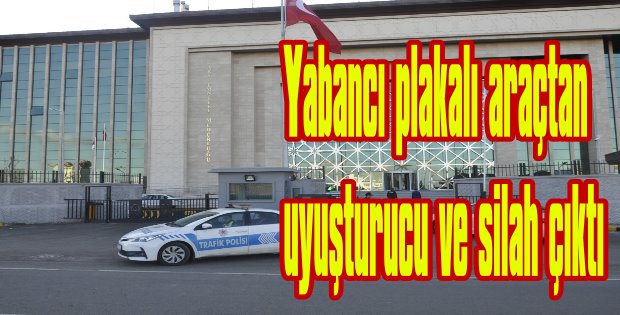 Yabancı plakalı araçta uyuşturucu ve silah ele geçirildi.